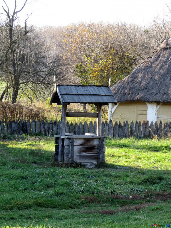 Красивый колодец в деревне