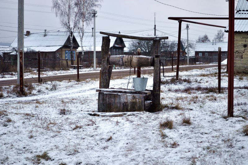 Колодец в деревне летом