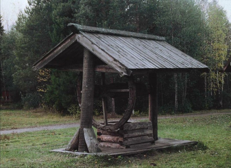 Деревенский деревянный колодец