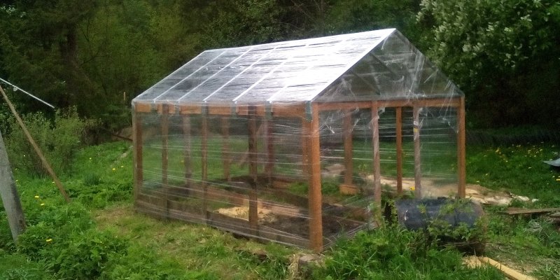 Деревянный парник из пленки
