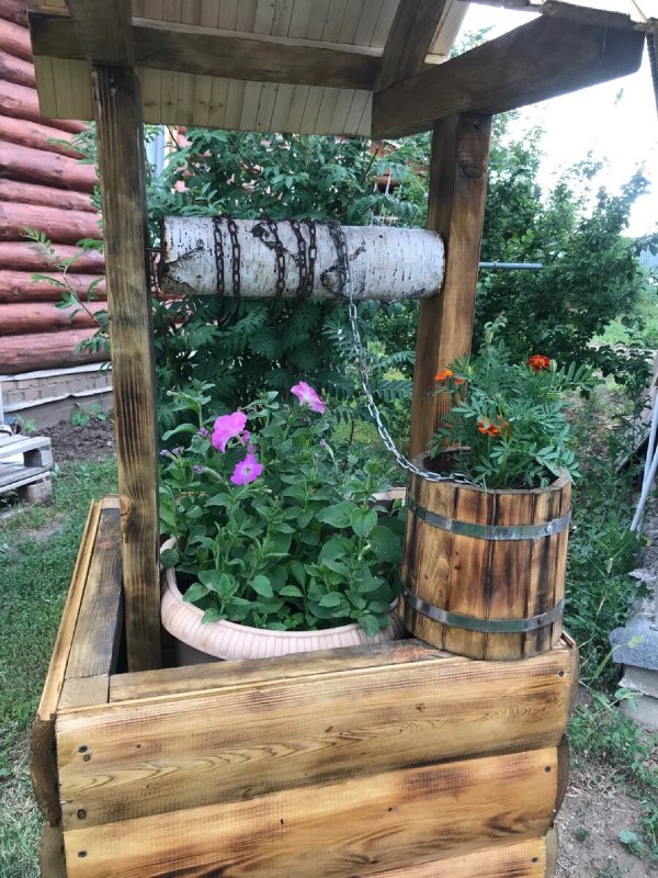 Клумба вокруг колодца