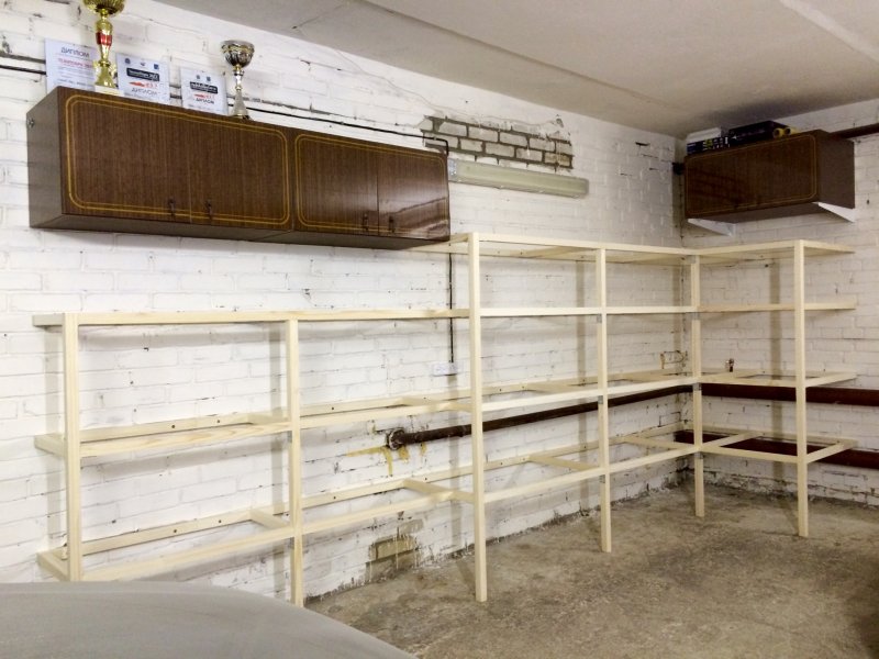 Угловой стеллаж в гараж из досок