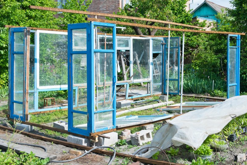 Курятник из старых оконных рам