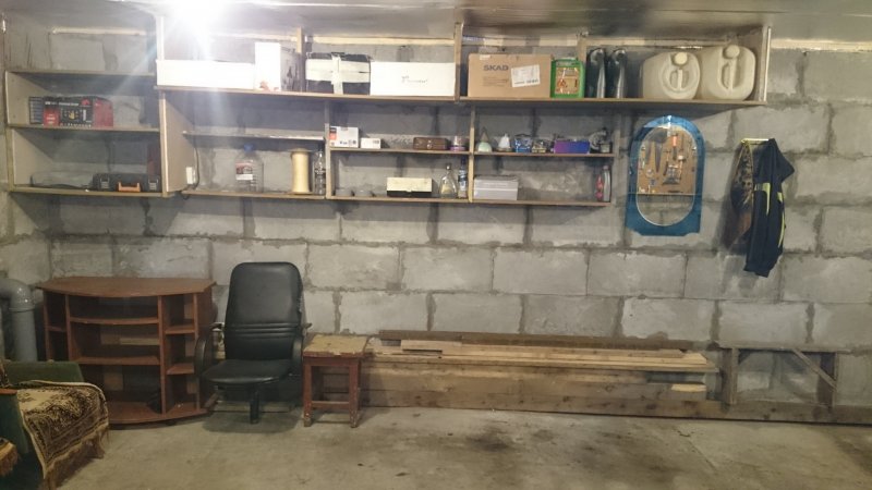 Стеллажи в гараж из старых шкафов