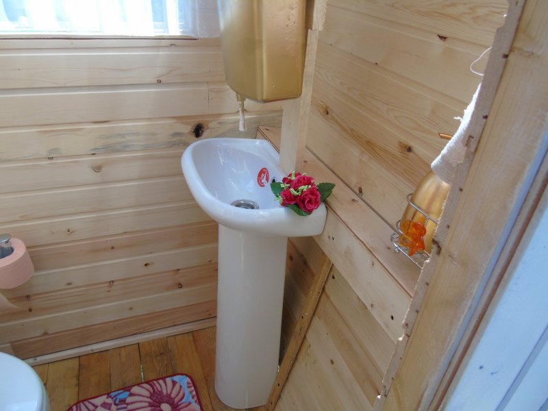 Красивый дачный туалет