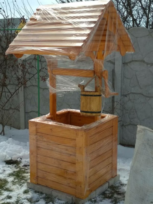Клумба колодец