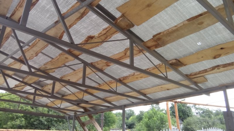 Металлический гараж с деревянной крышей