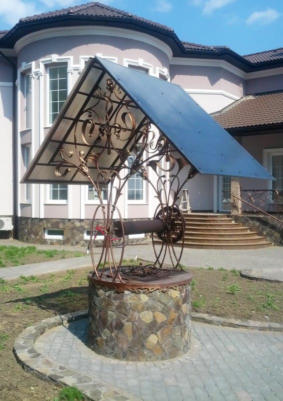 Колодец в зелени