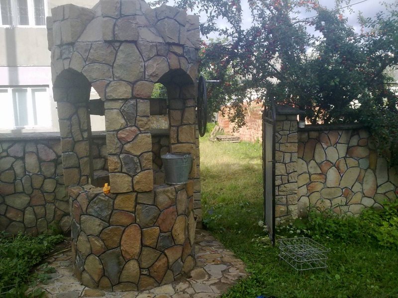 Декор колодца камнем