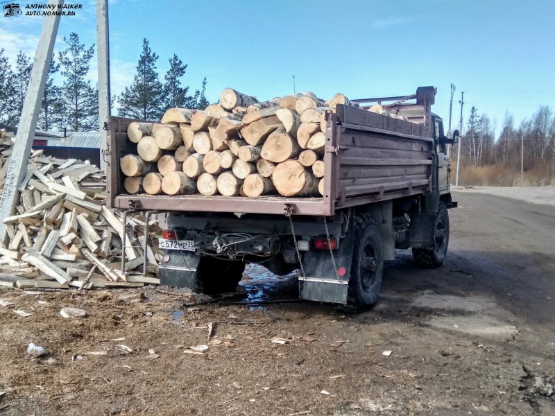 Газель выгружает дрова
