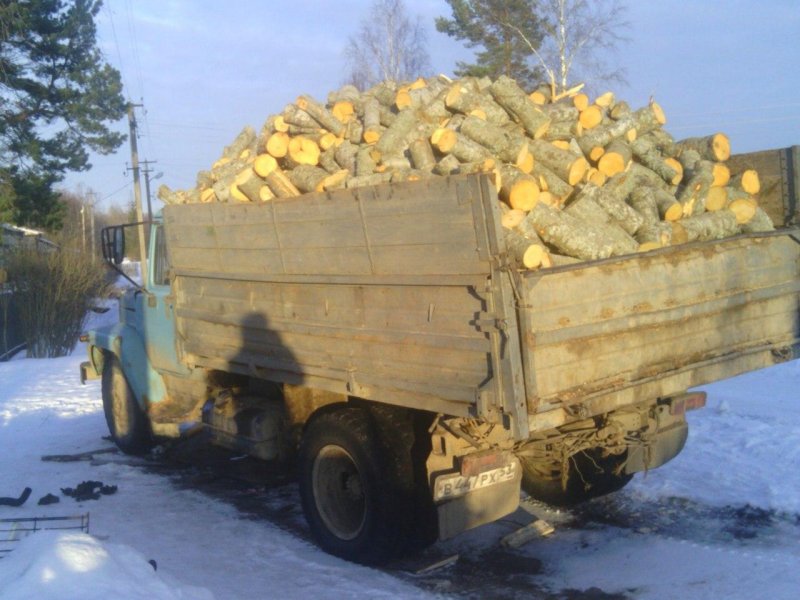 Дрова в кузове самосвала