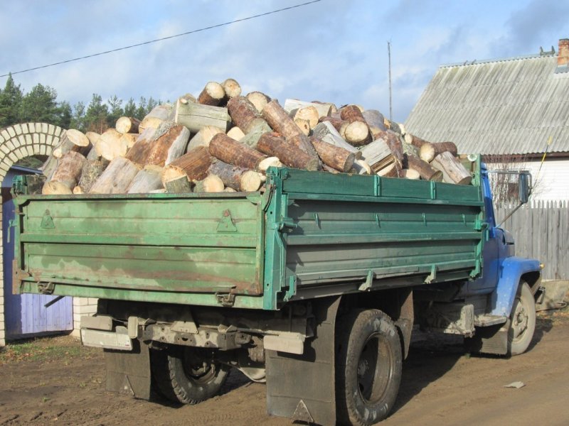 ГАЗ 3307 груженый дровами