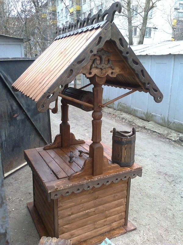 Декоративный колодец клумба