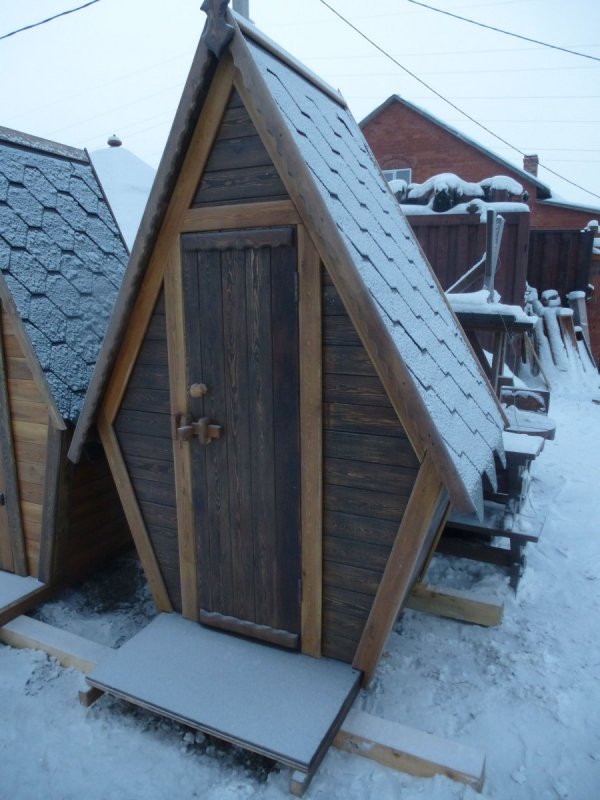 Дачный туалет с двухскатной крышей