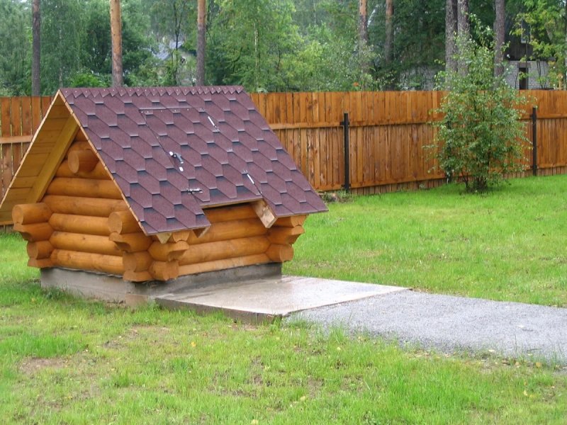 Колодезный домик из бревен