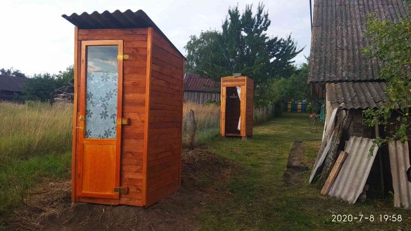 Деревянный туалет с двухскатной крышей