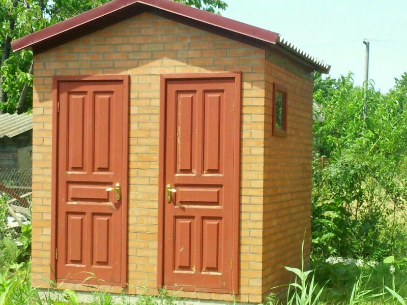 Дачный туалет кирпичный