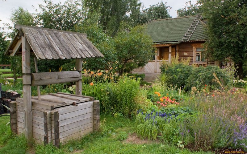 Деревенский дом с колодцем