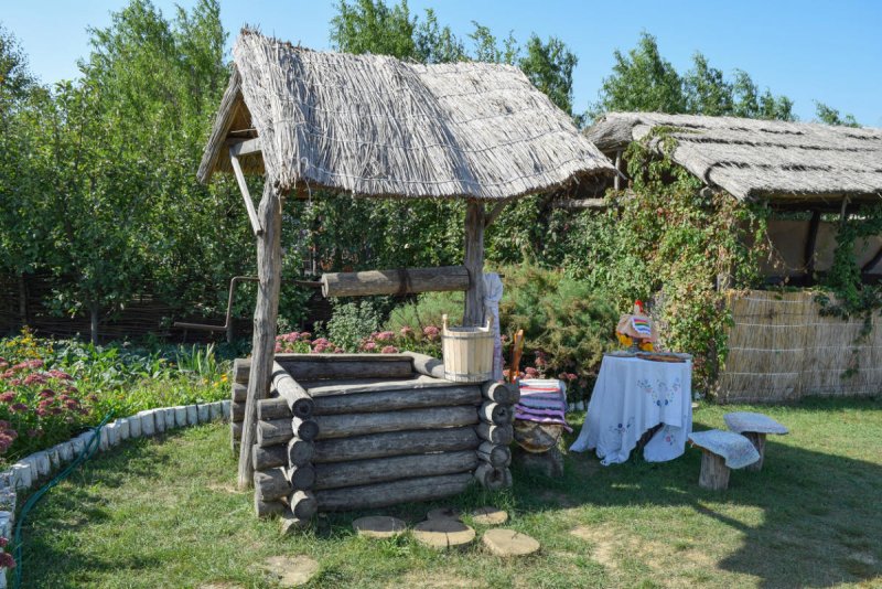 Декоративные колодцы с соломенной крышей