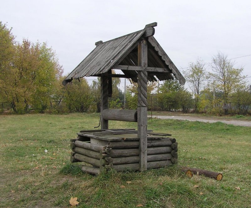 Старый деревянный колодец