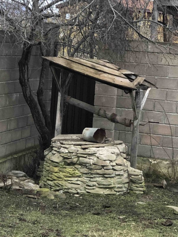 Старинный каменный колодец