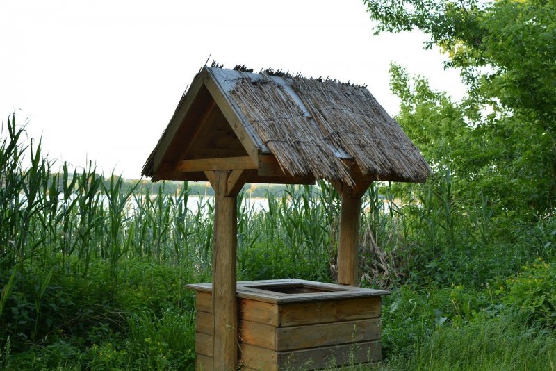 Деревенский деревянный колодец