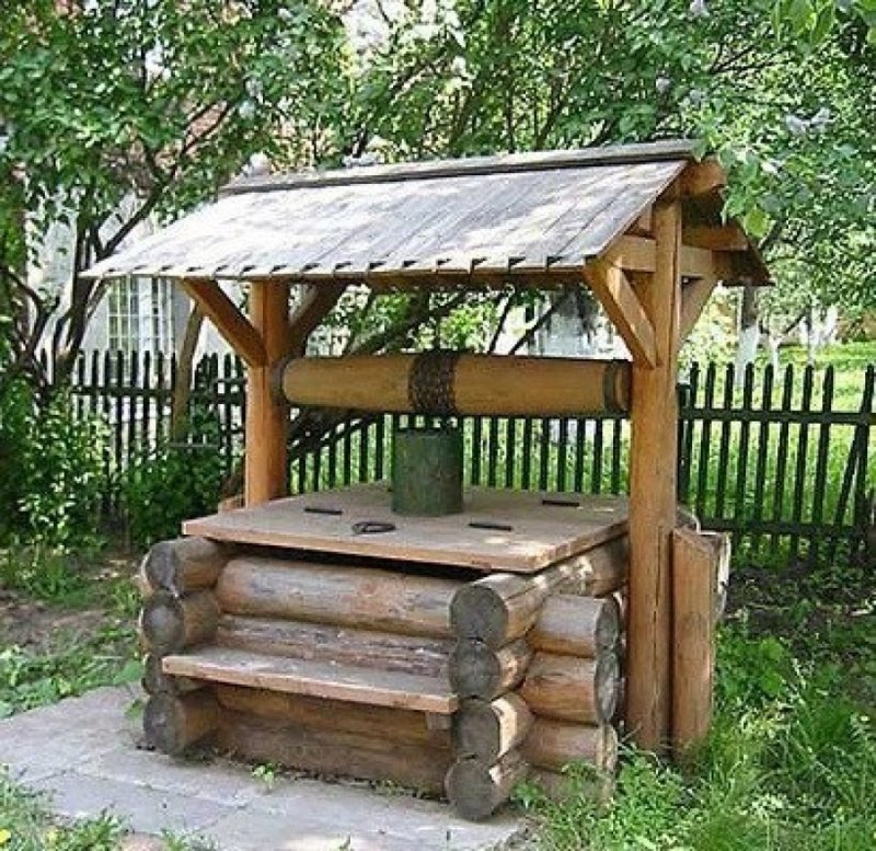 Деревянный колодец в деревне