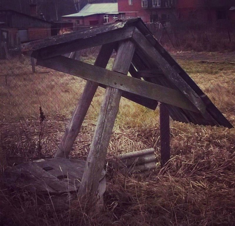 Колодец в саду в пикселях