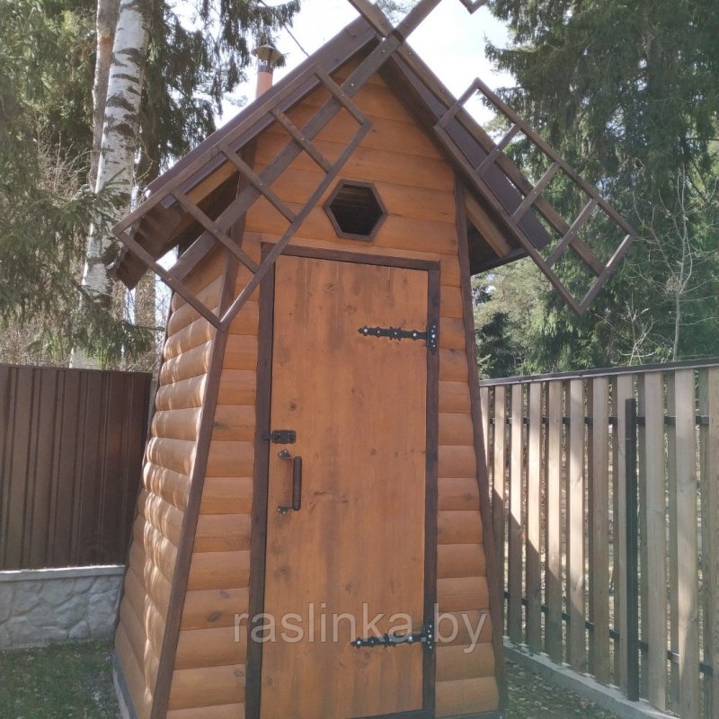 Туалет в виде кареты на даче