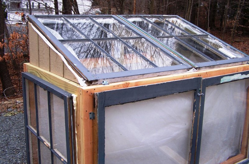 Мини-парник из оконной рамы