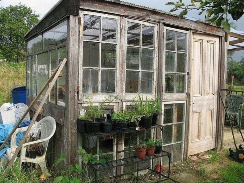 Сарай из старых оконных рам