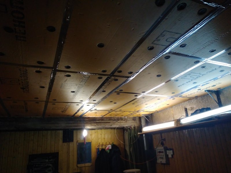 Натяжной потолок в гараже