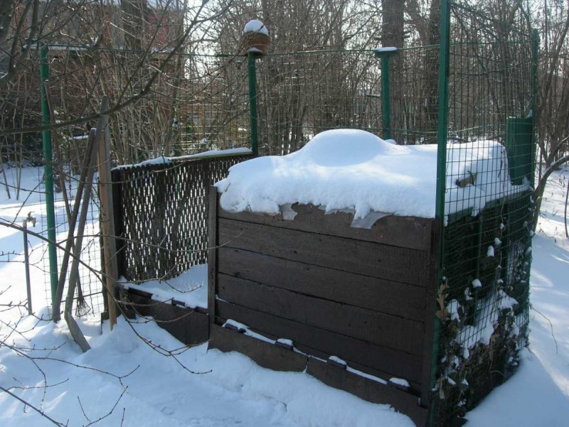 Компост в металлической сетке