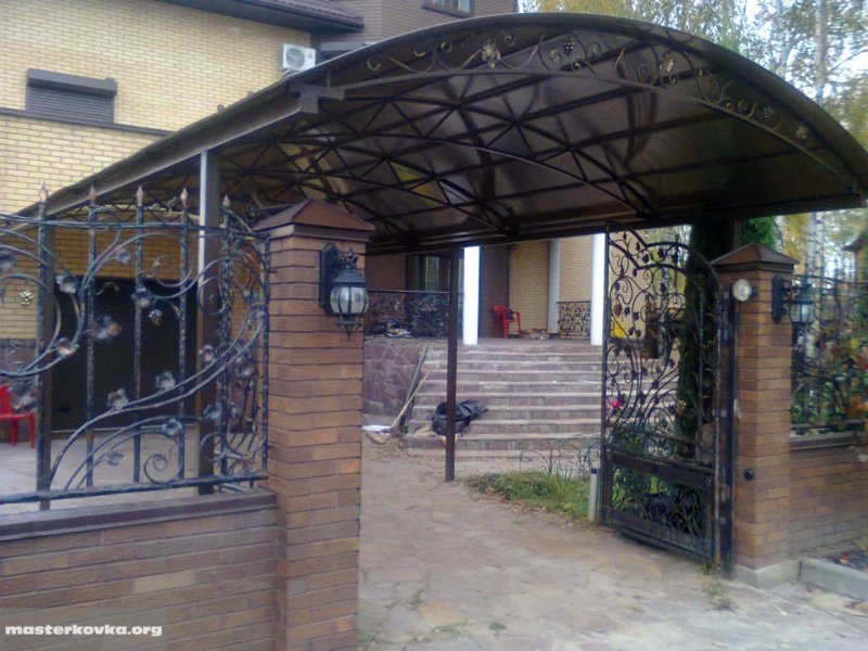 Навес из поликарбоната с ковкой