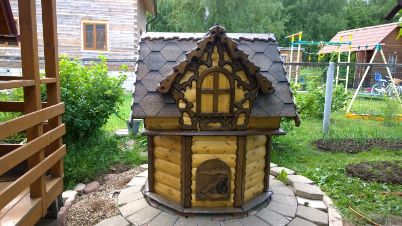 Декоративный домик для скважины