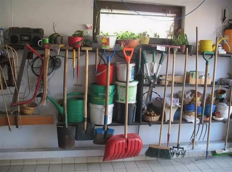 Хранение инвентаря для уборки в сарае