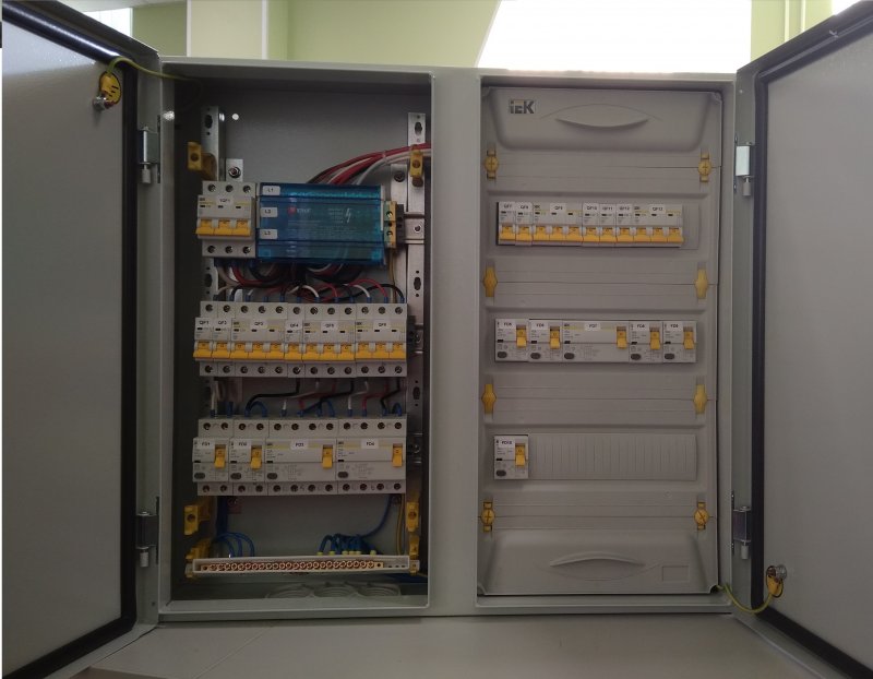 Осветительный щиток с выключателем ОЩВ-12 (63а/16а) 220х400х120мм TDM