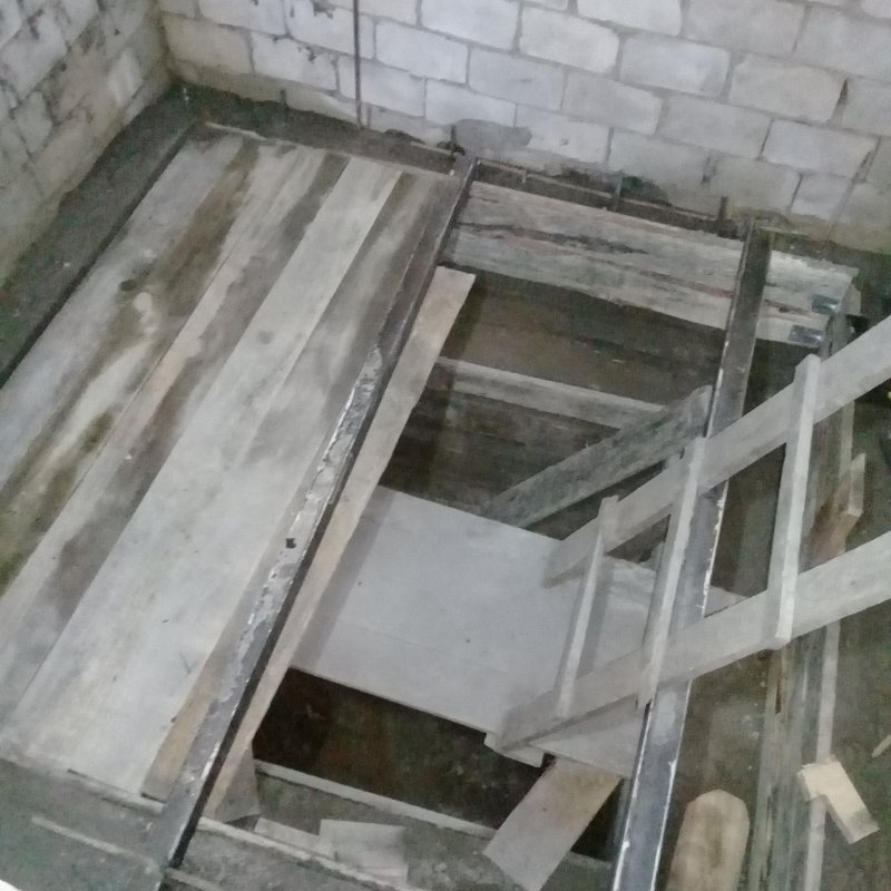 Крышка подвала в гараже