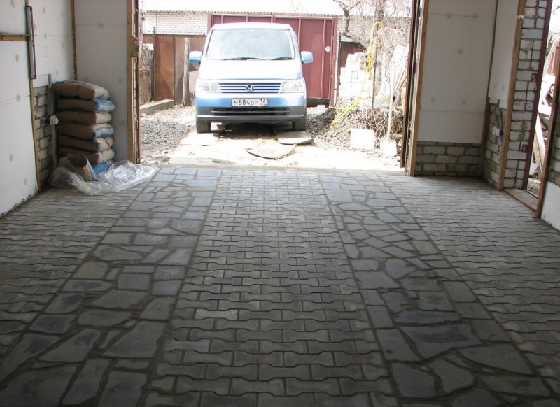 Тротуарная плитка в гараж на пол