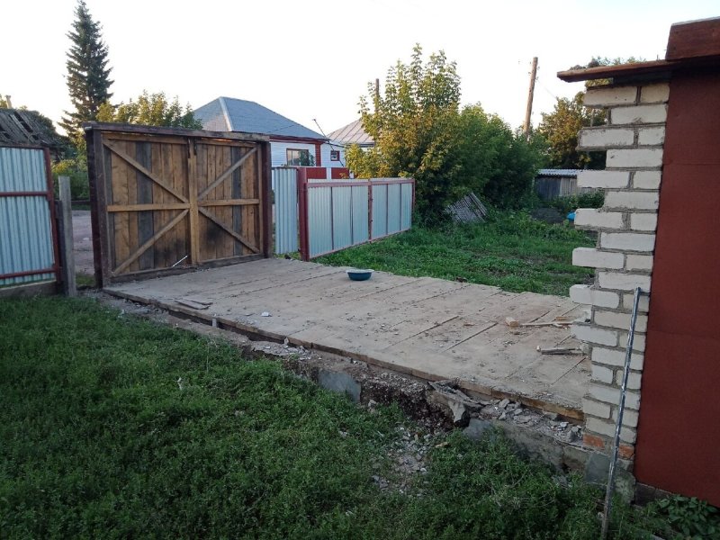 Сельский дом с гаражом