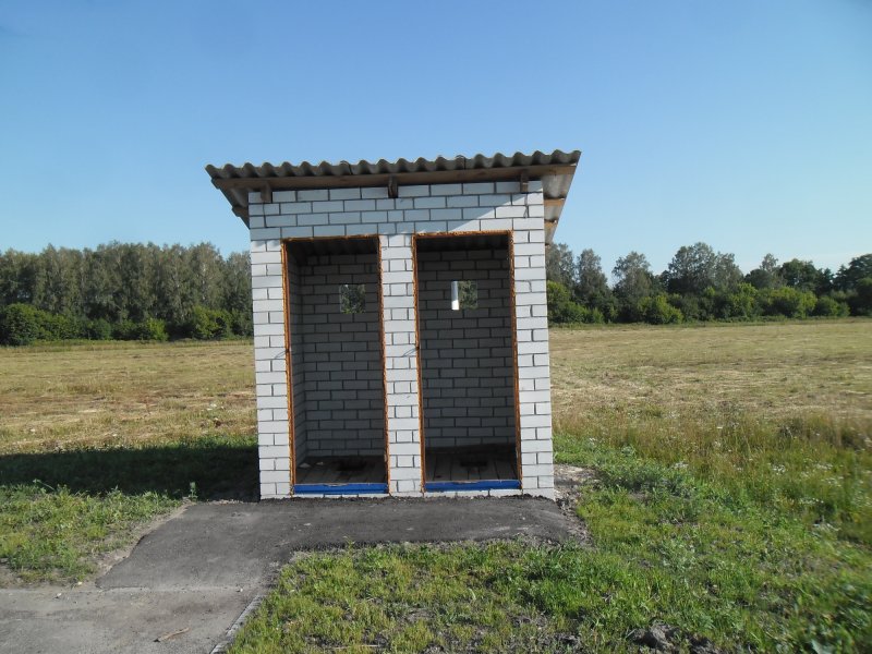 Кирпичный уличный туалет