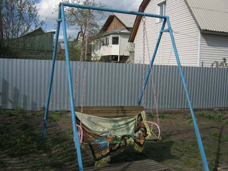 Качели из металлических труб