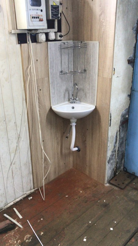 Компактный умывальник для гаража