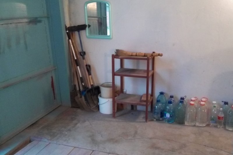 Маленький умывальник в гараже
