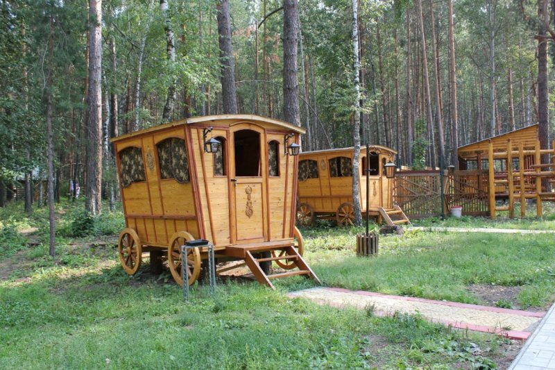 Деревянная карета беседка