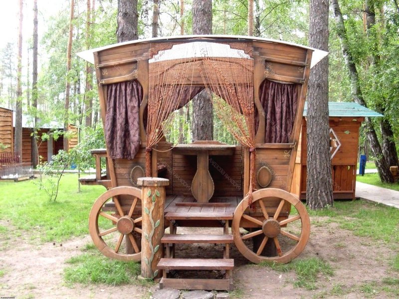 Необычные беседки для дачи из дерева