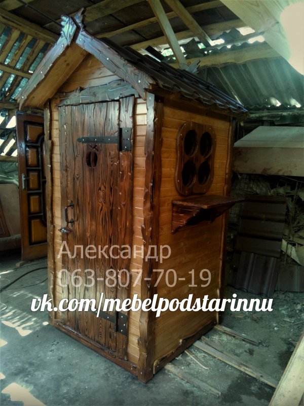 Необычный деревянный туалет