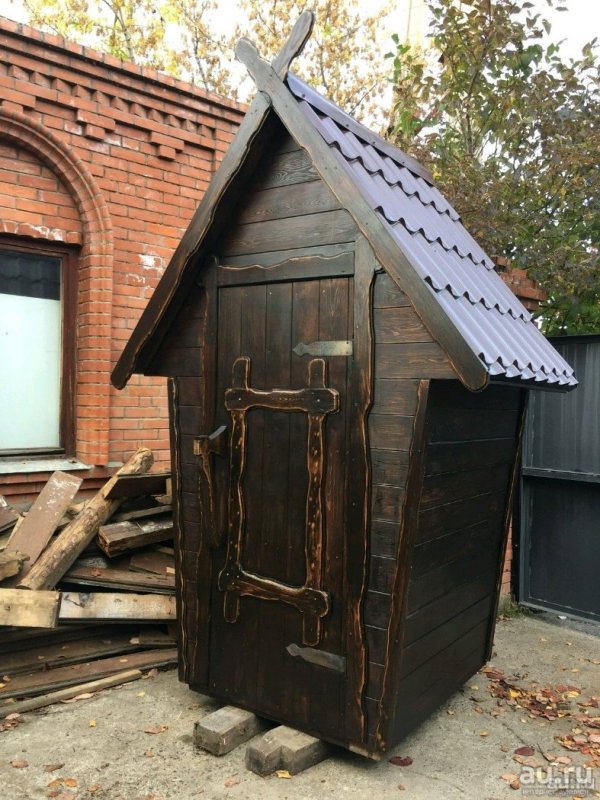 Туалет уличный деревянный красивый