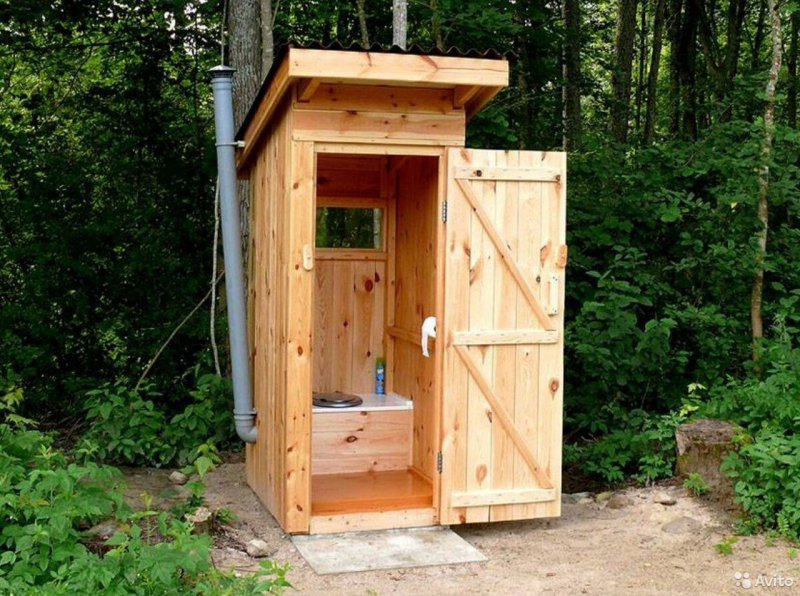 Туалетная кабина из дерева