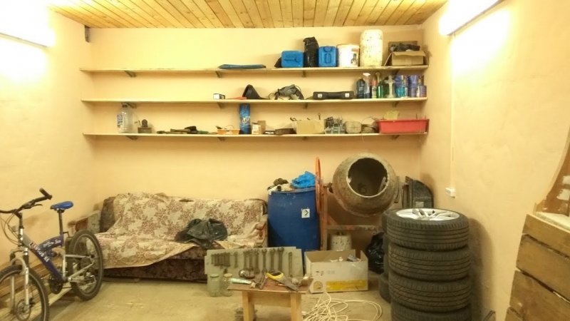 Уютные полочки в гараже
